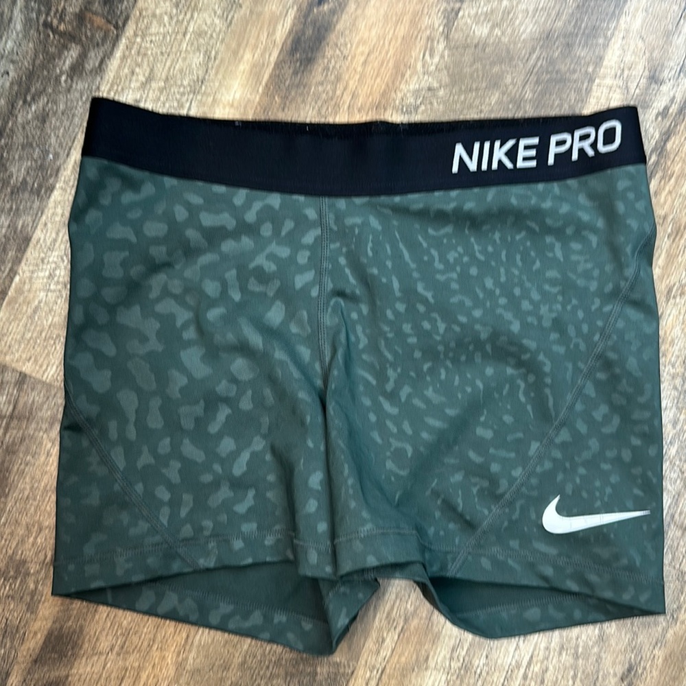 Women’s NIKE PRO RUNNING SHORTS LARGE